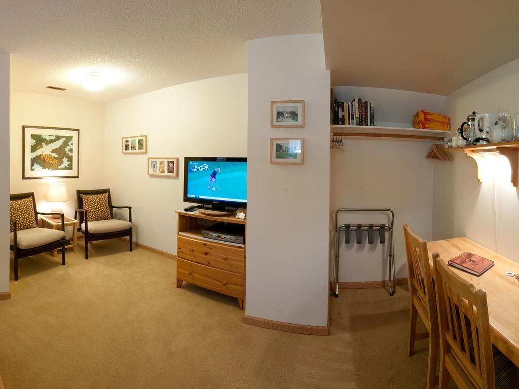 711 Miette Ave Bed & Breakfast Jasper Room photo